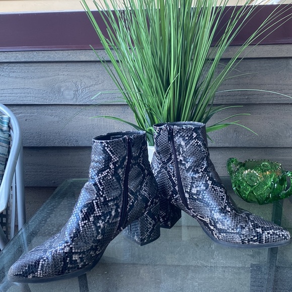 Steve Madden Gray Dafani Pointy Toe Snakeskin Embossed Ankle Boots/Booties - Picture 3 of 5